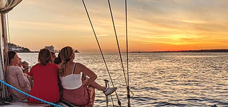 照片 1 Lisbon Private Sunset Sailing Cruise - 2h Private Tour, with a Drink Included