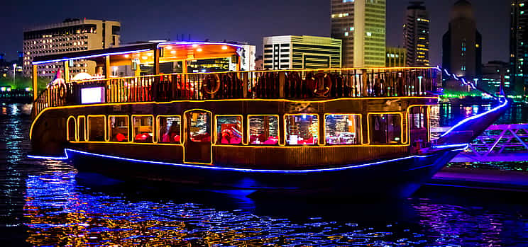 Foto 1 Cena en crucero en dhow por el puerto deportivo de Dubai con espectáculo