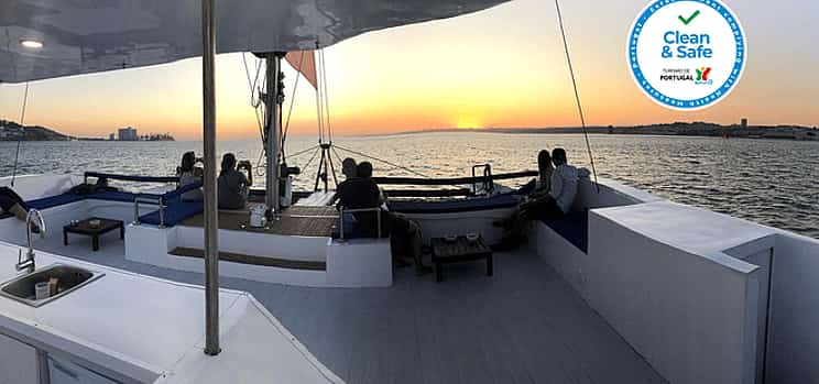 Foto 1 Lisbon Sunset Catamaran Cruise on The Tagus River