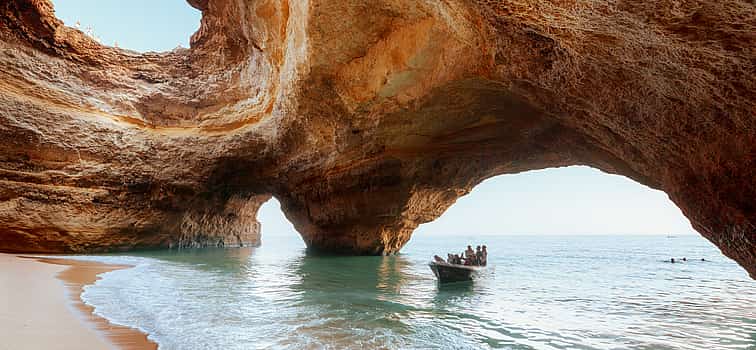 Фото 1 Экскурсия на лодке по пещере Бенажил и пляжу Маринья из Портимана