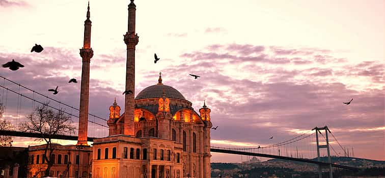 Foto 1 Bosporus-Sonnenuntergangs-Kreuzfahrt mit einem Live-Guide auf einer Luxusyacht