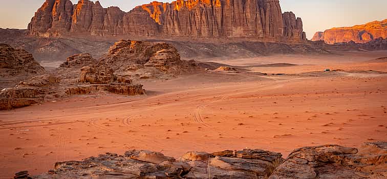 Foto 1 Wanderung zum Jebel Um Adaami mit Übernachtung in der Wüste Private Tour